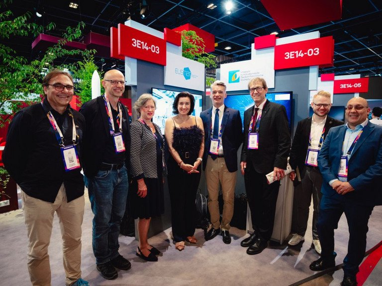 Universit&auml;t Passau auf der VivaTech 2026: Prof. Dr. Michael Granitzer (2.v.l.) mit Bundesministerin Dorothee B&auml;r, DFH-Vizepr&auml;sidentin Andrea von H&uuml;lsen-Esch, DFH-Pr&auml;sident Philippe Gr&eacute;ciano (3., 4., 5. v.l.) und weiteren hochrangigen Vertreterinnen und Vertretern aus Politik, Wirtschaft und Wissenschaft; &copy; DFH