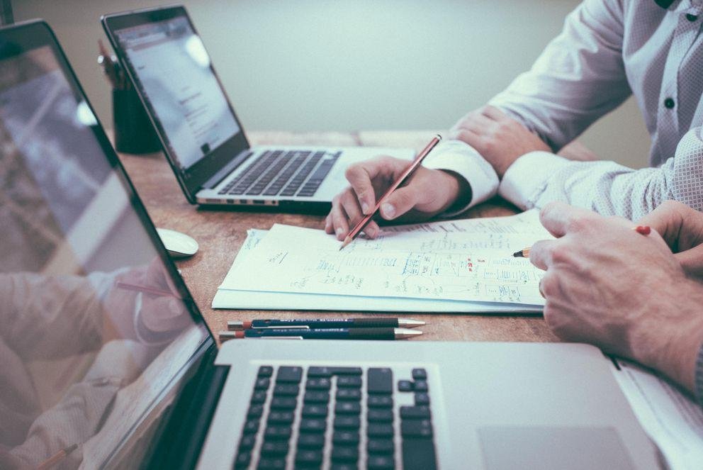 zwei Personen arbeiten zusammen an einem Projekt