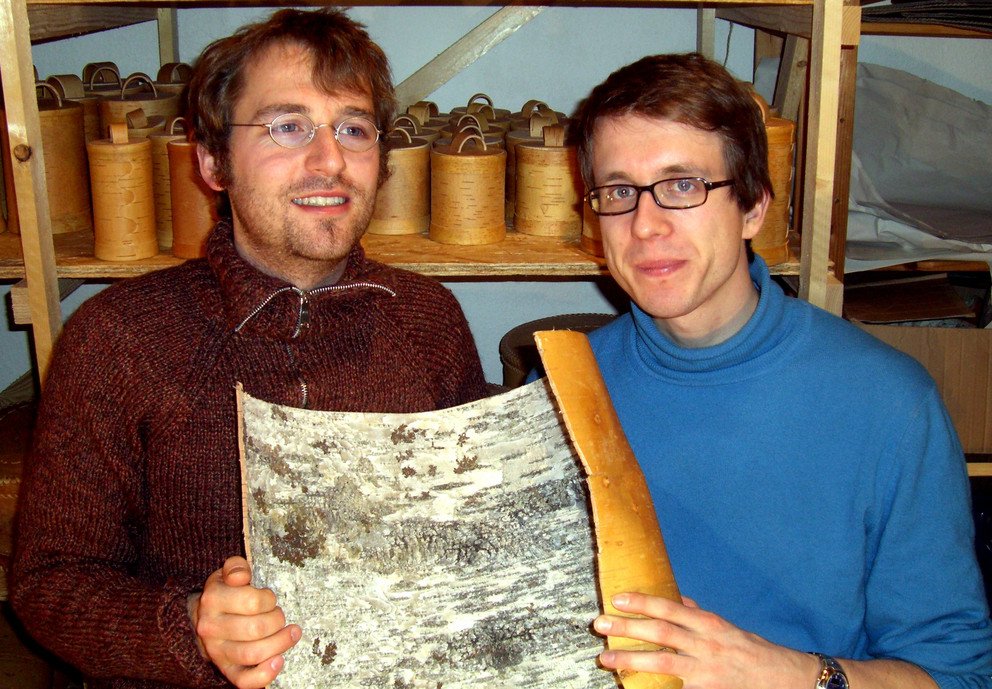 Gesch&auml;ftsf&uuml;hrer Tim Mergelsberg (links) und Colin Bertrand in ihrem Passauer Lager bei der &Uuml;berpr&uuml;fung der Rindenqualit&auml;t.