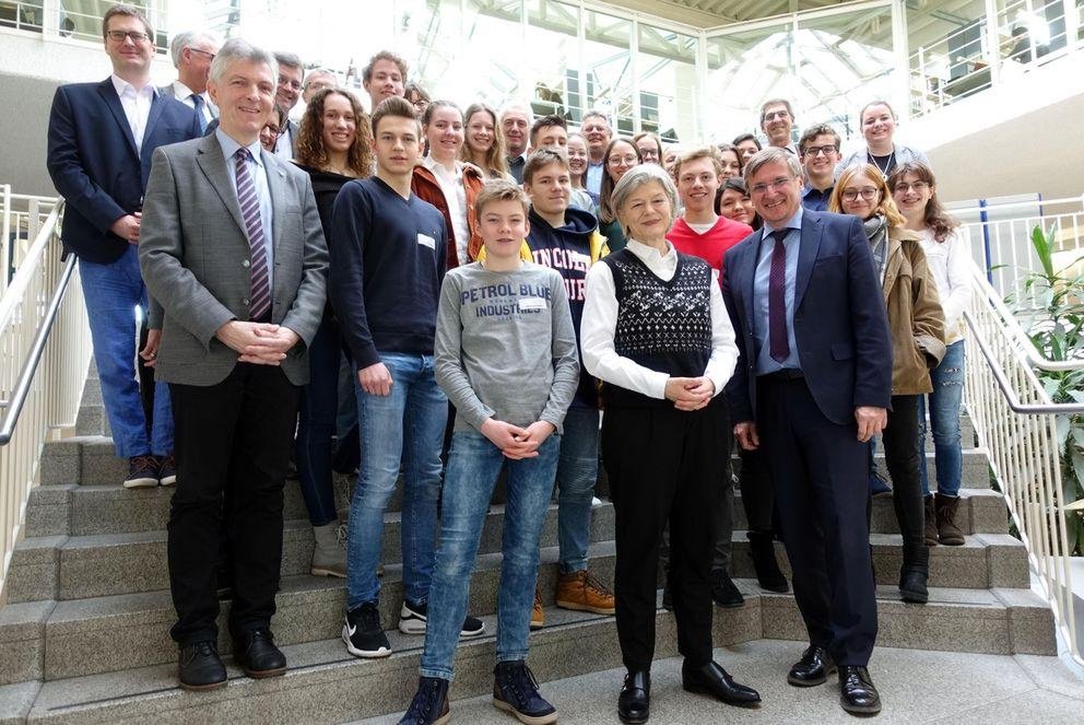 Die Teilnehmerinnen und Teilnehmer des „Unitag“-Programms zusammen mit ihren Schulleiterinnen und Schulleitern, Prof. Dr. Carola Jungwirth, Ltd. OStD Anselm Räde, MdL Prof. Dr. Gerhard Waschler, Johanna Schmidt und Andreas Zenker