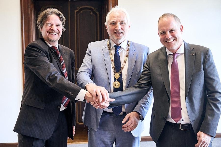 Universitätspräsident Prof. Dr. Ulrich Bartosch mit den beiden Gründungsdekanen Prof. Dr. Malte Rehbein (Fakultät für Geistes- und Kulturwissenschaften, links) und Prof. Dr. Maximilian Sailer (Fakultät für Sozial- und Bildungswissenschaften, rechts). Foto: Universität Passau