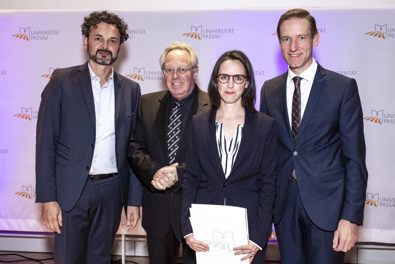 von links nach rechts: Vizepr&auml;sident Prof. Dr. Harry Haupt, Prof. Dr. Dr. Peter Fonk, Dr. Zs&oacute;fia Schnelbach und Regierungspr&auml;sident Rainer Haselbeck (Vorsitzender des Vereins der Freunde und F&ouml;rderer der Universit&auml;t Passau e. V.)
