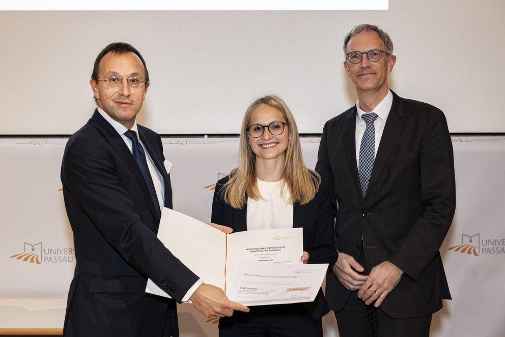 Vizepräsident für Forschung Prof. Dr. Robert Obermaier, Marina Preiß, Prof. Dr. Hans-Georg Dederer