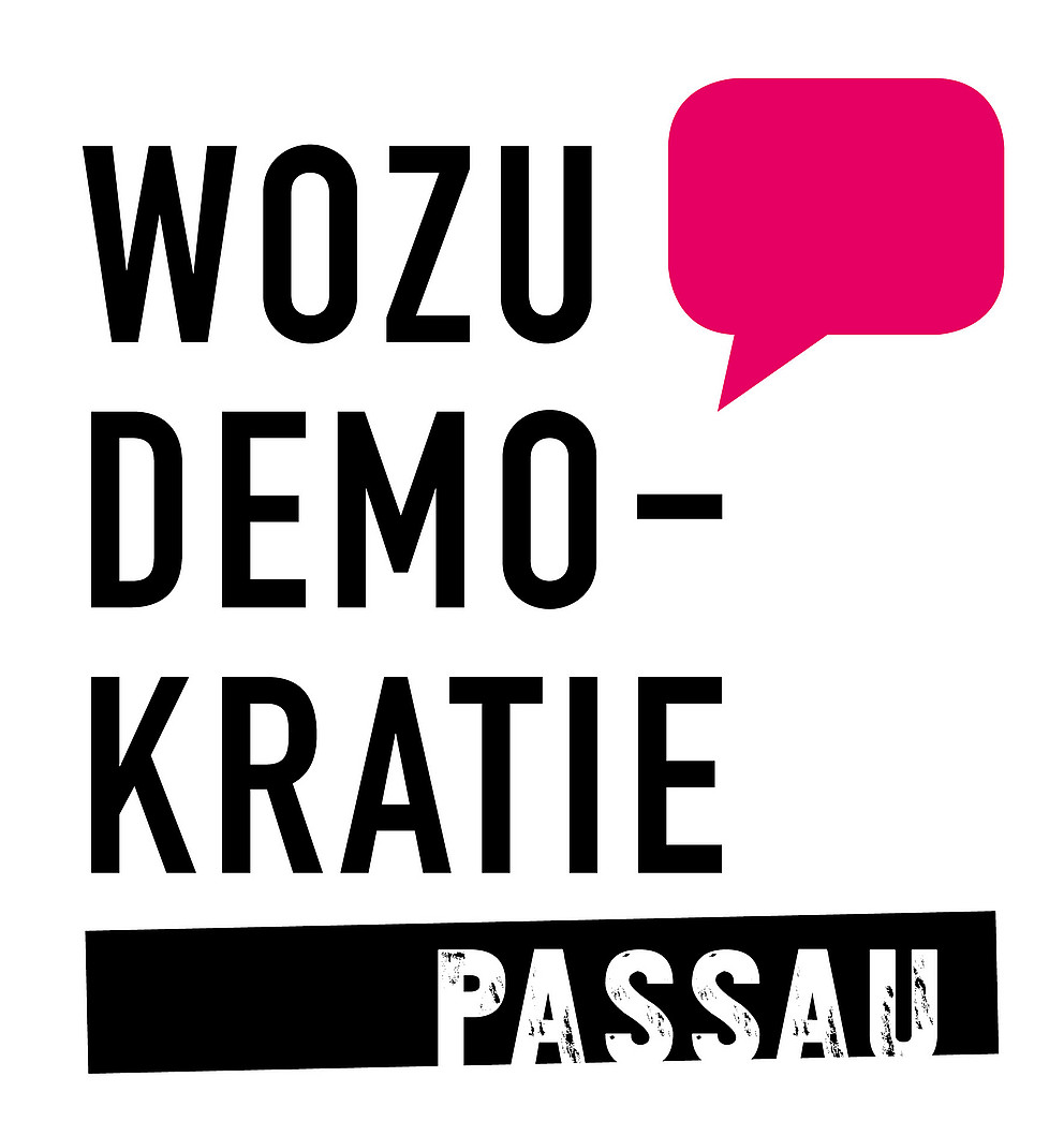 Logo zu den Wochen der Demokratie. Logotext lautet: Wozu Demokratie, darunter Passau, rechts oben eine Sprechblase.
