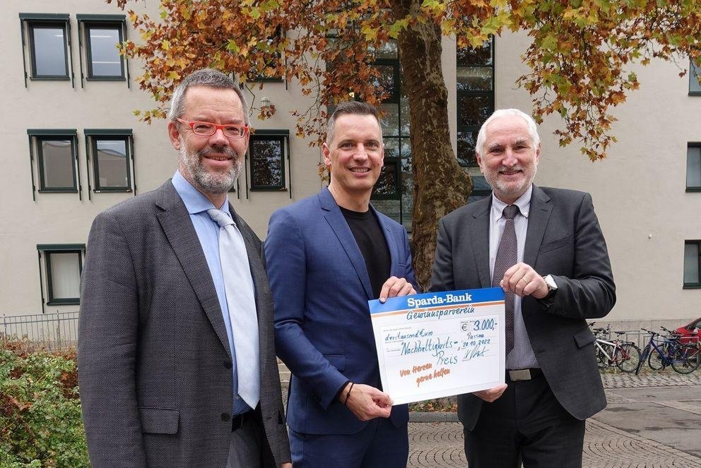 Andreas Raitner (Mitte), Leiter der Sparda-Bank-Filiale Passau, übergab im Namen des Gewinnsparvereins den Spendenscheck für die neuen Nachhaltigkeitspreise an Universitätspräsident Prof. Dr. Ulrich Bartosch (re.) und Prof. Dr. Werner Gamerith, Beauftragter für Nachhaltigkeit an der Uni Passau.