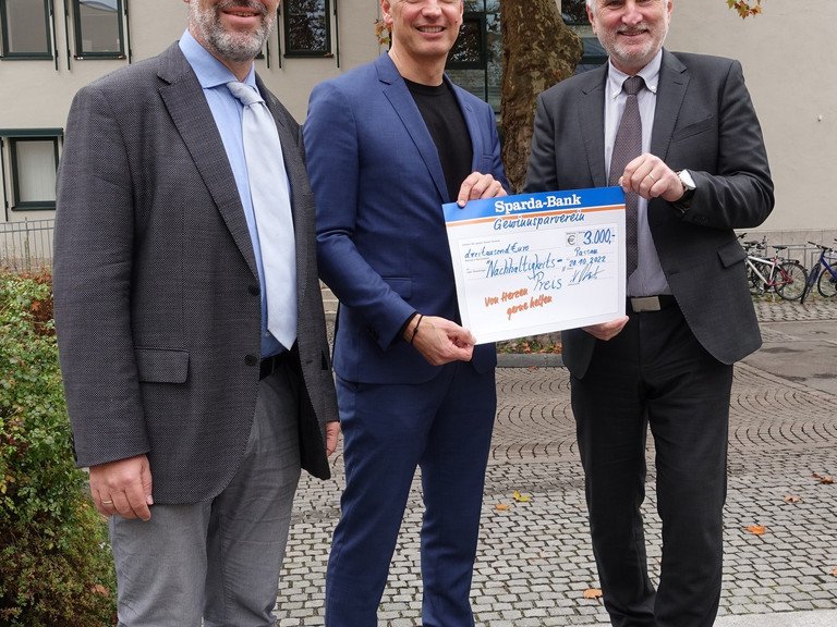 Andreas Raitner (Mitte), Leiter der Sparda-Bank-Filiale Passau, übergab im Namen des Gewinnsparvereins den Spendenscheck für die neuen Nachhaltigkeitspreise an Universitätspräsident Prof. Dr. Ulrich Bartosch (re.) und Prof. Dr. Werner Gamerith, Beauftragter für Nachhaltigkeit an der Uni Passau.