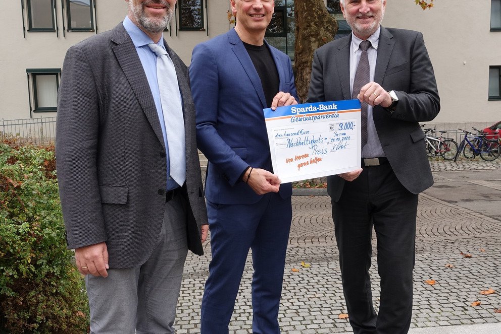 Andreas Raitner (Mitte), Leiter der Sparda-Bank-Filiale Passau, übergab im Namen des Gewinnsparvereins den Spendenscheck für die neuen Nachhaltigkeitspreise an Universitätspräsident Prof. Dr. Ulrich Bartosch (re.) und Prof. Dr. Werner Gamerith, Beauftragter für Nachhaltigkeit an der Uni Passau.
