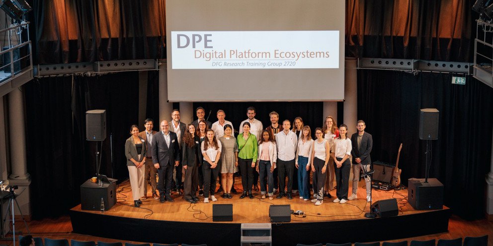 Das Team des DFG Graduiertenkollegs 2720 "Digital Platform Ecosystems" auf der B&uuml;hne der Passauer Redoute.