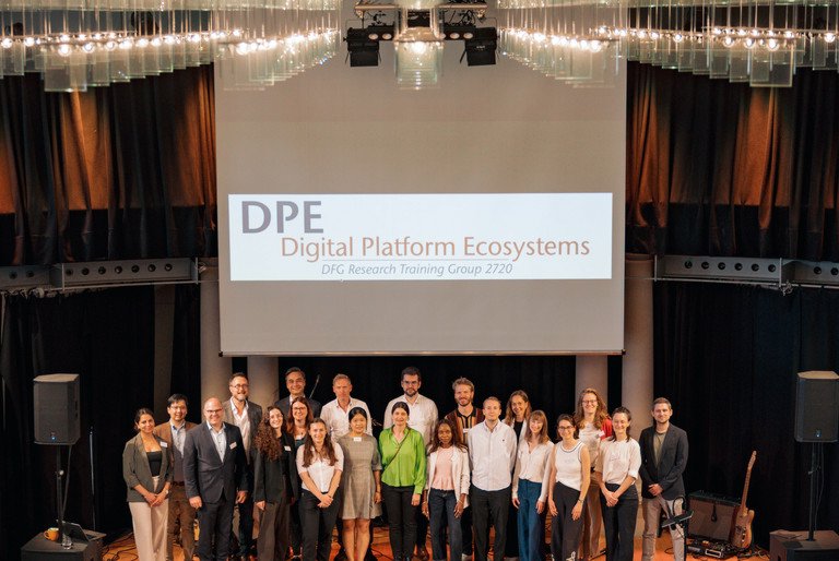 Das Team des DFG Graduiertenkollegs 2720 "Digital Platform Ecosystems" auf der B&uuml;hne der Passauer Redoute.