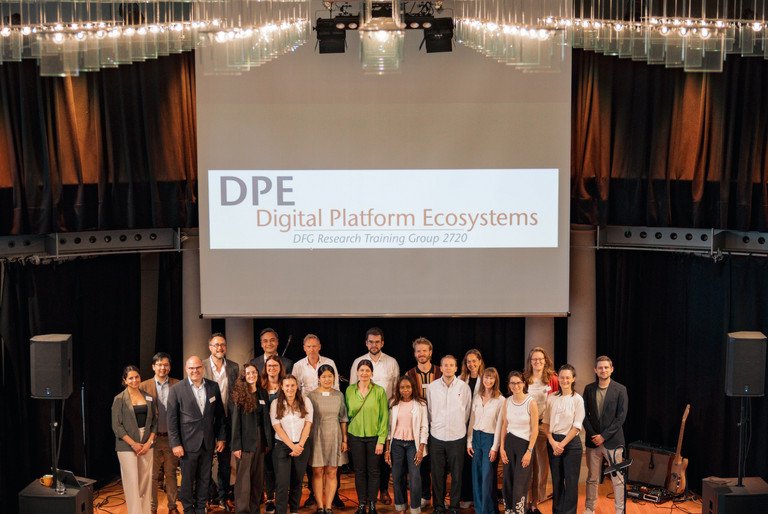 Das Team des DFG Graduiertenkollegs 2720 "Digital Platform Ecosystems" auf der B&uuml;hne der Passauer Redoute.