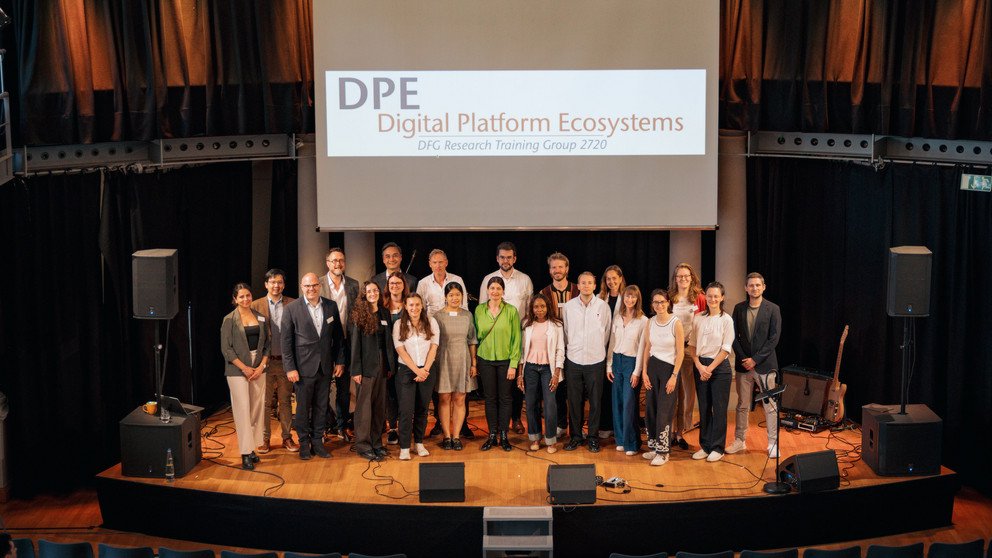 Das Team des DFG Graduiertenkollegs 2720 "Digital Platform Ecosystems" auf der B&uuml;hne der Passauer Redoute.