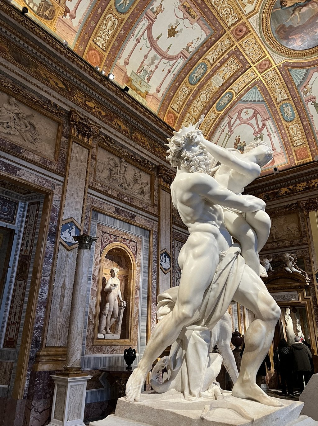 Zwei Skulpturen in der Galleria Borghese.