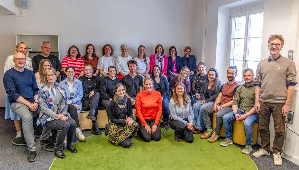 13 Lehrkräfte aus ganz Bayern und acht Studierende der Universität Passau waren zur Zertifikatsübergabe vor Ort. Außerdem anwesend vom Leitungsteam fitESD.eu: Matthias Fuchs (li), Michaela Würdinger-Gaidas (2.v.l.), Prof. Dr. Gabriele Schellberg (vorne li sitzend), Prof. Dr. Andreas Eberth (1.v.r.) sowie das Projektteam fitESD.eu (vordere Reihe knieend, v.l.n.r): Theres Denzinger, Angelika Herzog, Luise Kwak; Foto: Universität Passau/Florian Stelzer