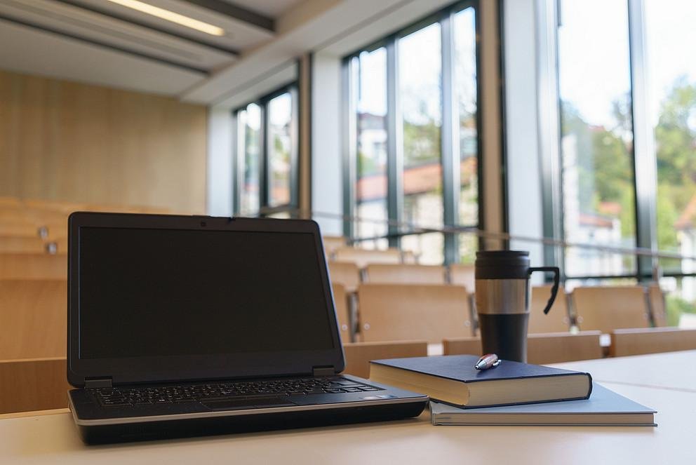 Laptop auf einem Tisch im Seminarraum