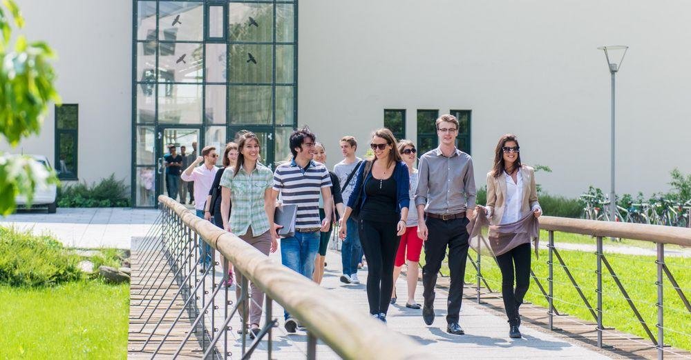 Studierende vor dem Gebäude für Informatik und Mathematik