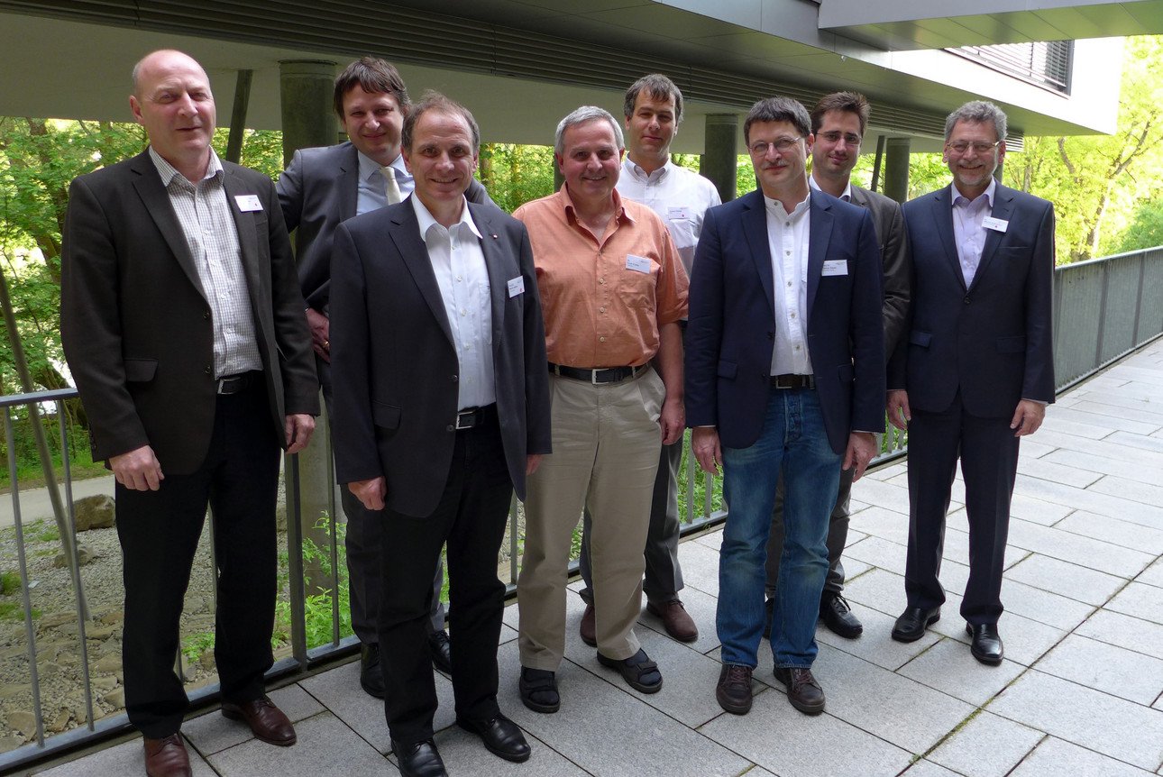 (von links): Markus Streibl (ZF Passau), Dr. Alexander Wi&szlig;peintner, Prof. Dr. Martin Sellen (beide Micro-Epsilon Messtechnik Ortenburg), Dr. Erich Fuchs (FORWISS), Jochen Philippi (EOS), Prof. Dr. Tomas Sauer, Prof. Dr. Matthias Kranz, Dr. Werner Schnitz