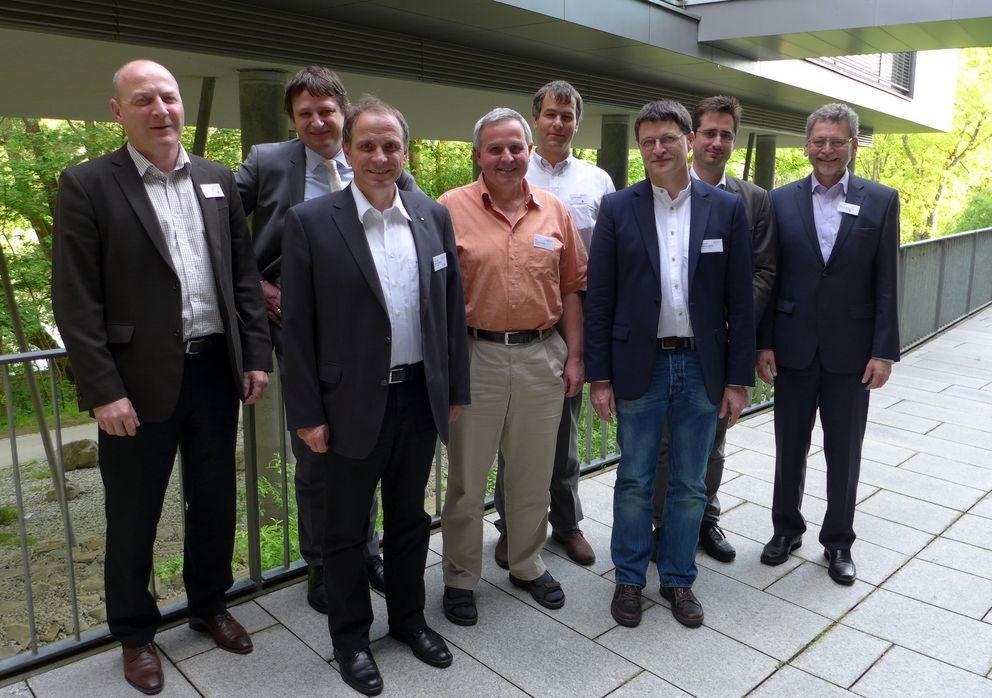 (von links): Markus Streibl (ZF Passau), Dr. Alexander Wißpeintner, Prof. Dr. Martin Sellen (beide Micro-Epsilon Messtechnik Ortenburg), Dr. Erich Fuchs (FORWISS), Jochen Philippi (EOS), Prof. Dr. Tomas Sauer, Prof. Dr. Matthias Kranz, Dr. Werner Schnitz