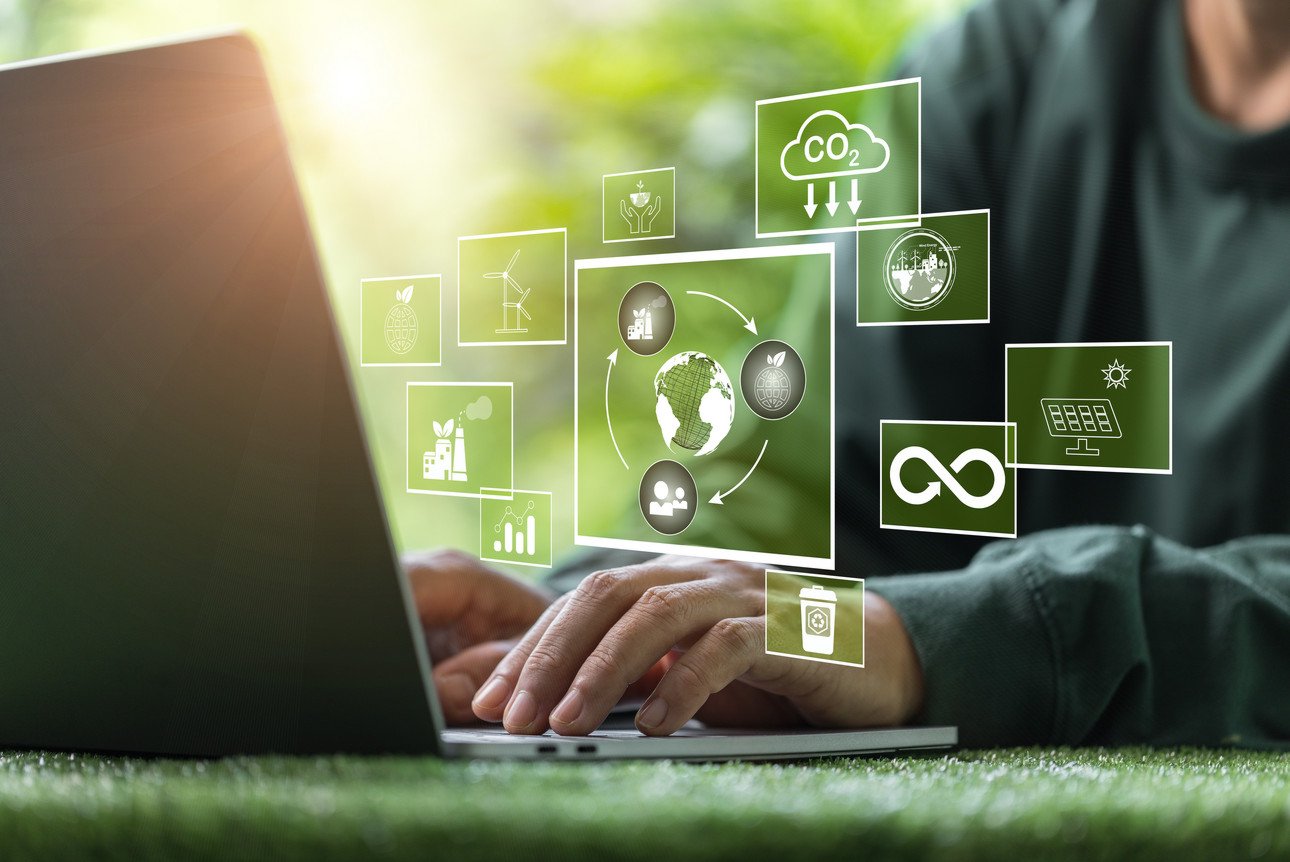 Person, die an einem Laptop sitzt und an Themen der Nachhaltigkeit arbeitet