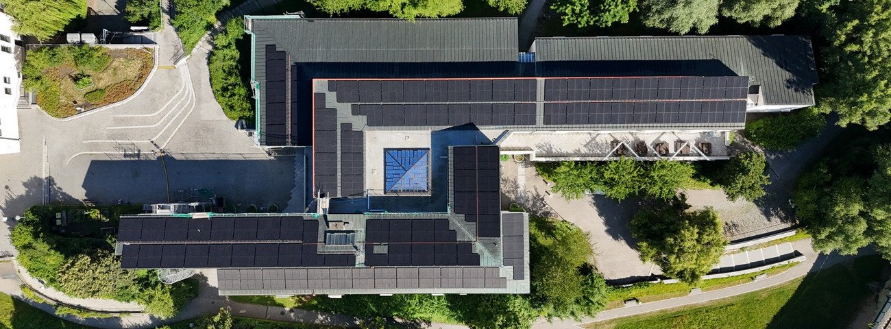 Lufbild eines Geb&auml;udes der Universit&auml;t Passau mit Photovoltaik-Anlage