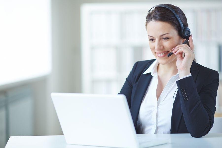Online-Beratung Frau arbeitet am Laptop in der Online-Beratung