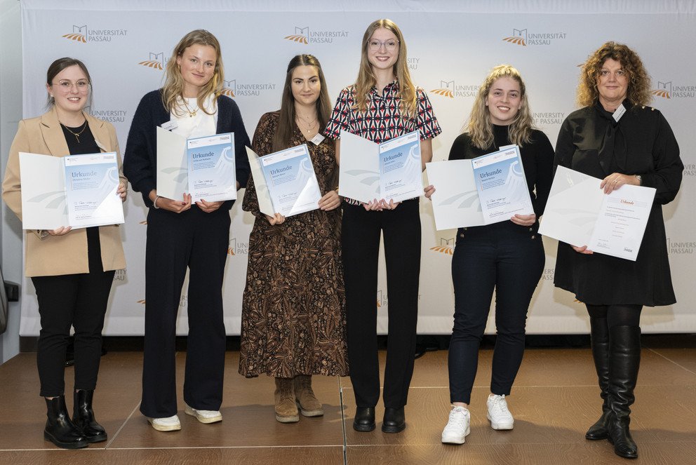 Christiane R&ouml;sner-Maniak (ganz rechts), Schatzmeisterin, mit den Deutschlandstipendiatinnen