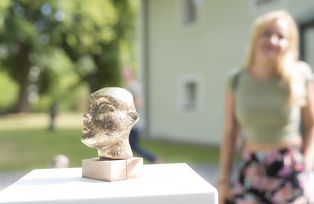 Die Kunstpädagogik nutzte das schöne Wetter für eine Ausstellung im Kastaniengarten.