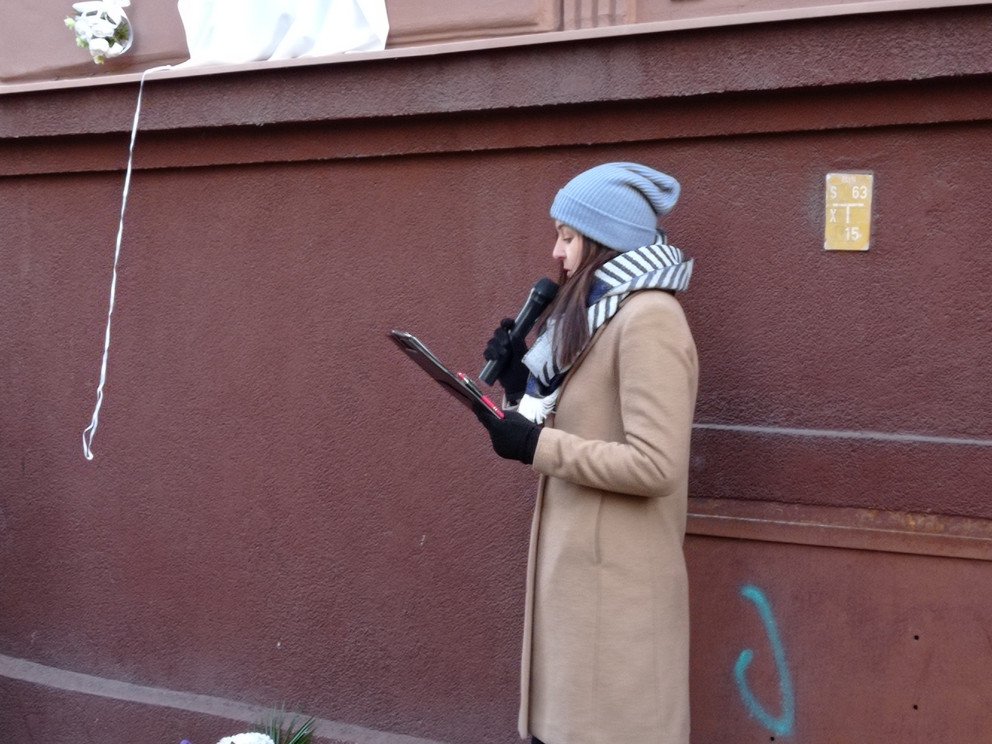 Fotografie z odhalen&iacute; pamětn&iacute; desky