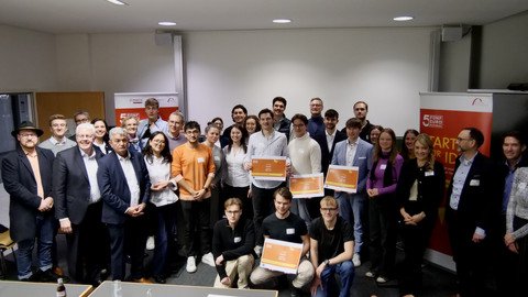 Die Teilnehmer posieren für das Gruppenbild des ünf Euro Business Wettbewerbs 2024.