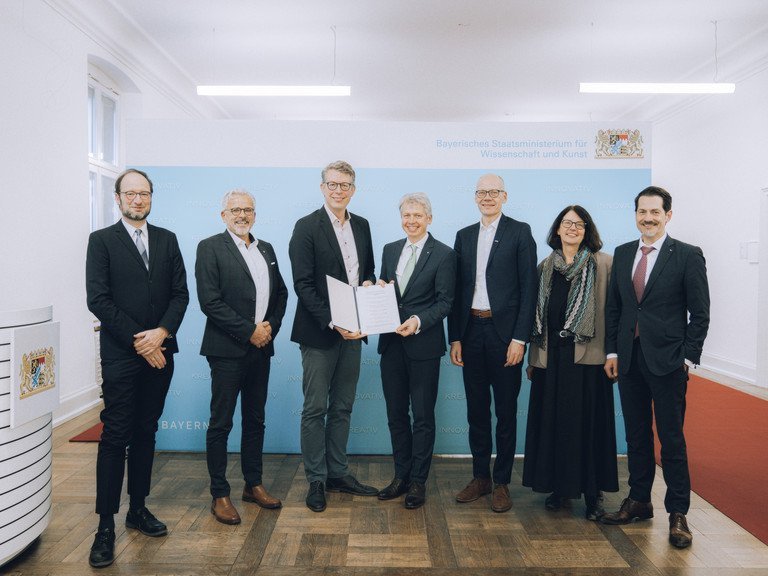 Unterzeichnung der Kooperationsvereinbarung zur Gründung des Zentrums Hochschule und Nachhaltigkeit Bayern (BayZeN) im Bayerischen Staatsministerium für Wissenschaft und Kunst: (v.l.) Prof. Dr. Harald Kosch (Universität Passau), Dr. Eric Veulliet (HSWT), Wissenschaftsminister Markus Blume, Prof. Dr. Clemens Bulitta (OTHAW), Prof. Dr. Niels Oberbeck (Ohm), Prof. Dr. Gabriele Gien (KU), Prof. Thomas F. Hofmann (TUM) Foto: Axel König/StMWK 