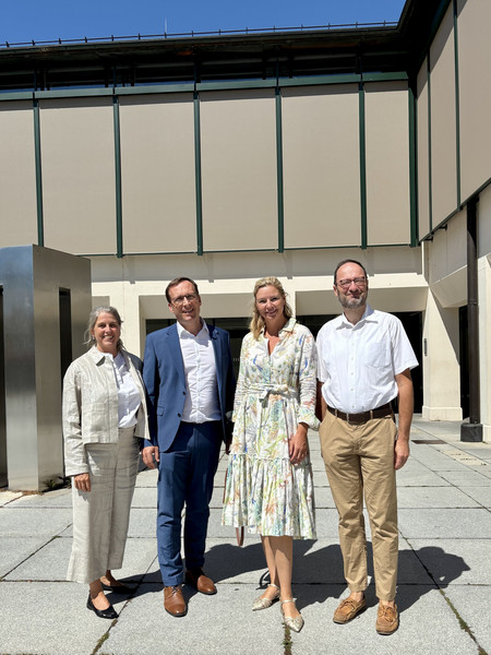 Bildhinweis: Beim Rundgang an der „Alma Mater“, (von links nach rechts): Kanzlerin Barbara Tasch, Universitätspräsident Prof. Dr. Jan H. Schumann, Amtschefin Stephanie Jacobs, Vizepräsident Prof. Dr. Harald Kosch; Foto: Universität Passau.