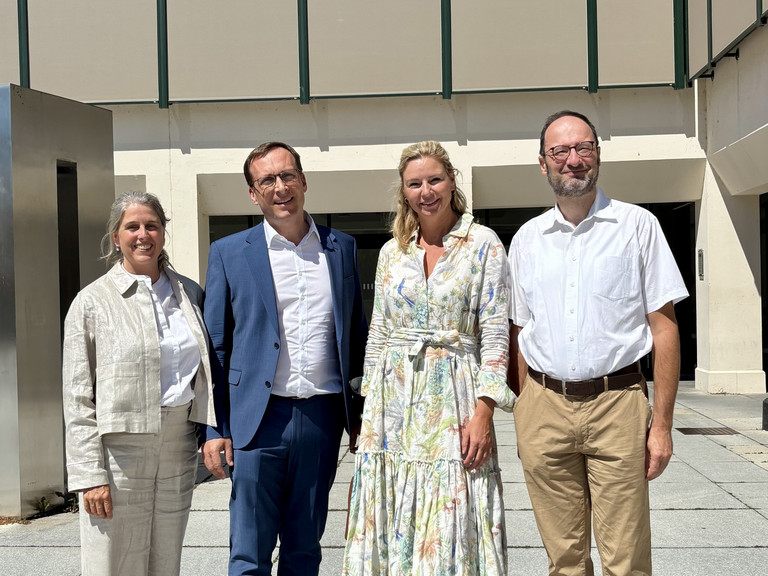 Bildhinweis: Beim Rundgang an der &bdquo;Alma Mater&ldquo;, (von links nach rechts): Kanzlerin Barbara Tasch, Universit&auml;tspr&auml;sident Prof. Dr. Jan H. Schumann, Amtschefin Stephanie Jacobs, Vizepr&auml;sident Prof. Dr. Harald Kosch; Foto: Universit&auml;t Passau.