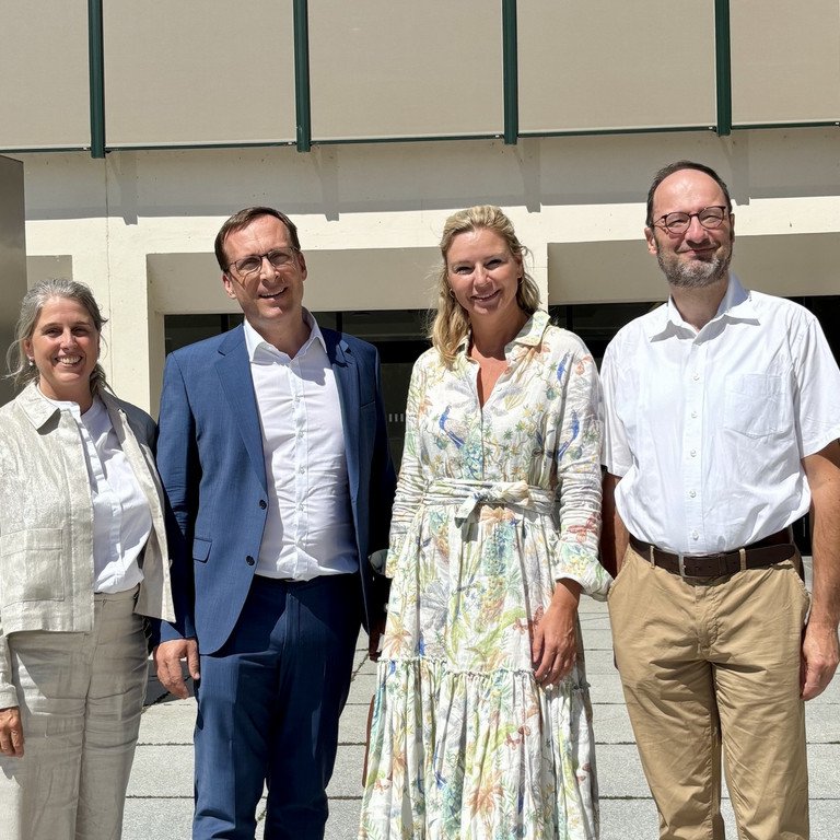 Bildhinweis: Beim Rundgang an der &bdquo;Alma Mater&ldquo;, (von links nach rechts): Kanzlerin Barbara Tasch, Universit&auml;tspr&auml;sident Prof. Dr. Jan H. Schumann, Amtschefin Stephanie Jacobs, Vizepr&auml;sident Prof. Dr. Harald Kosch; Foto: Universit&auml;t Passau.