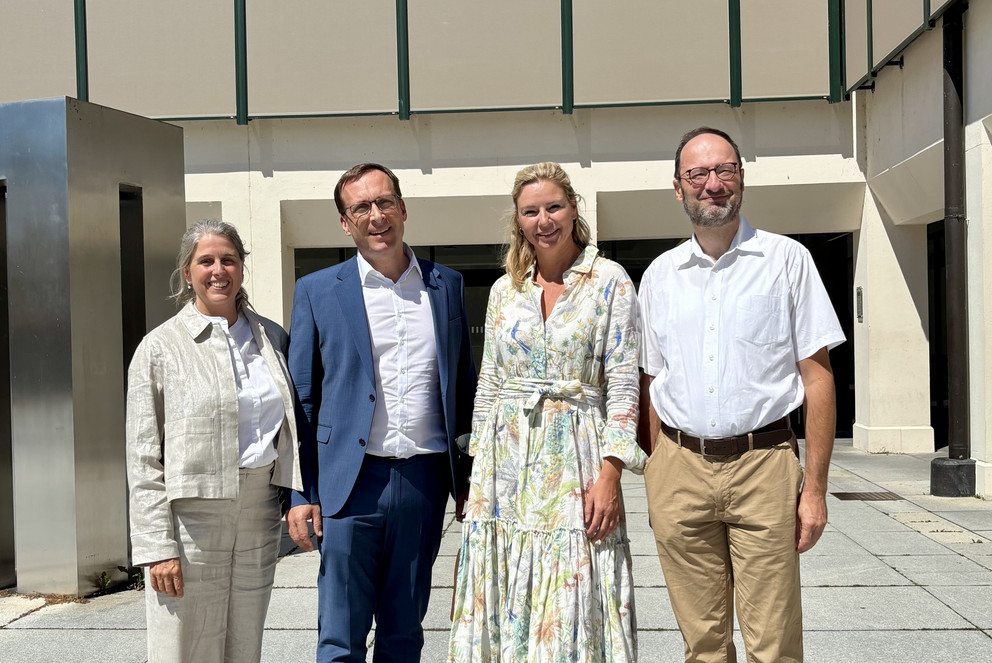 Bildhinweis: Beim Rundgang an der &bdquo;Alma Mater&ldquo;, (von links nach rechts): Kanzlerin Barbara Tasch, Universit&auml;tspr&auml;sident Prof. Dr. Jan H. Schumann, Amtschefin Stephanie Jacobs, Vizepr&auml;sident Prof. Dr. Harald Kosch; Foto: Universit&auml;t Passau.