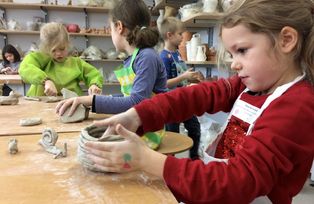[Translate to Englisch:] Kinder beim Arbeiten mit Ton in der Keramikwerkstatt