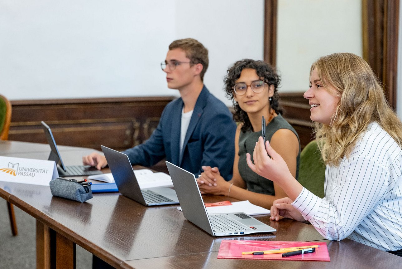 drei Studierende am Tisch
