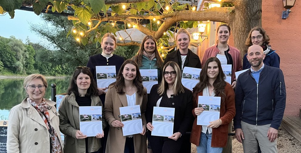 Teilnehmerinnen des Frauen-Mentoring-Jahrgangs 2024-2025 mit Véronique Coiffet (1. v.l.) und Dr. Benedikt Kuhnen (1. v.r.) Teilnehmerinnen des Frauen-Mentoring-Jahrgangs 2024-2025 mit Véronique Coiffet (1. v.l.) und Dr. Benedikt Kuhnen (1. v.r.)