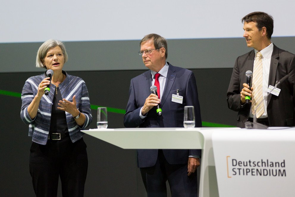 Prof. Dr. Carola Jungwirth im Gespr&auml;ch mit Prof. Dr. Ralph Sonntag (r.) und Prof. Dr. Erhard Mielenhausen. Foto: TU M&uuml;nchen