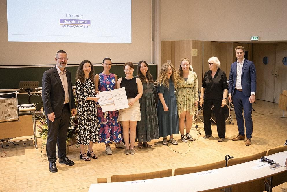 Überreichung des Preises für Nachhaltigkeit der Universität Passau 2023 der Kategorie „Nachhaltigkeitsaktivitäten am Campus“ durch Prof. Dr. Werner Gamerith an die Hochschulgruppe Nachhaltigkeit (Laura Fuchs, Anna Baierl, Nina Neuleitner, Christina Bichlmeier, Elisa Buhr und Annika Stöwer), mit Festreferentin Christine von Weizsäcker und Stephan Brandler (Sparda-Bank) (v.li.) im Rahmen des „Tages der Nachhaltigkeit 2023“ am 22. Juni 2023