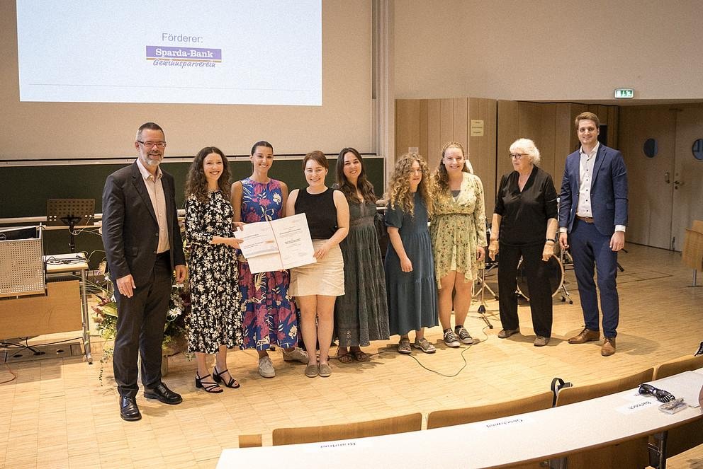 Überreichung des Preises für Nachhaltigkeit der Universität Passau 2023  der Kategorie „Nachhaltigkeitsaktivitäten am Campus“ durch Prof. Dr. Werner Gamerith an die Hochschulgruppe Nachhaltigkeit (Laura Fuchs, Anna Baierl, Nina Neuleitner, Christina Bichlmeier, Elisa Buhr und Annika Stöwer), mit Festreferentin Christine von Weizsäcker und Stephan Brandler (Sparda-Bank) (v.li.) im Rahmen des „Tages der Nachhaltigkeit 2023“ am 22. Juni 2023