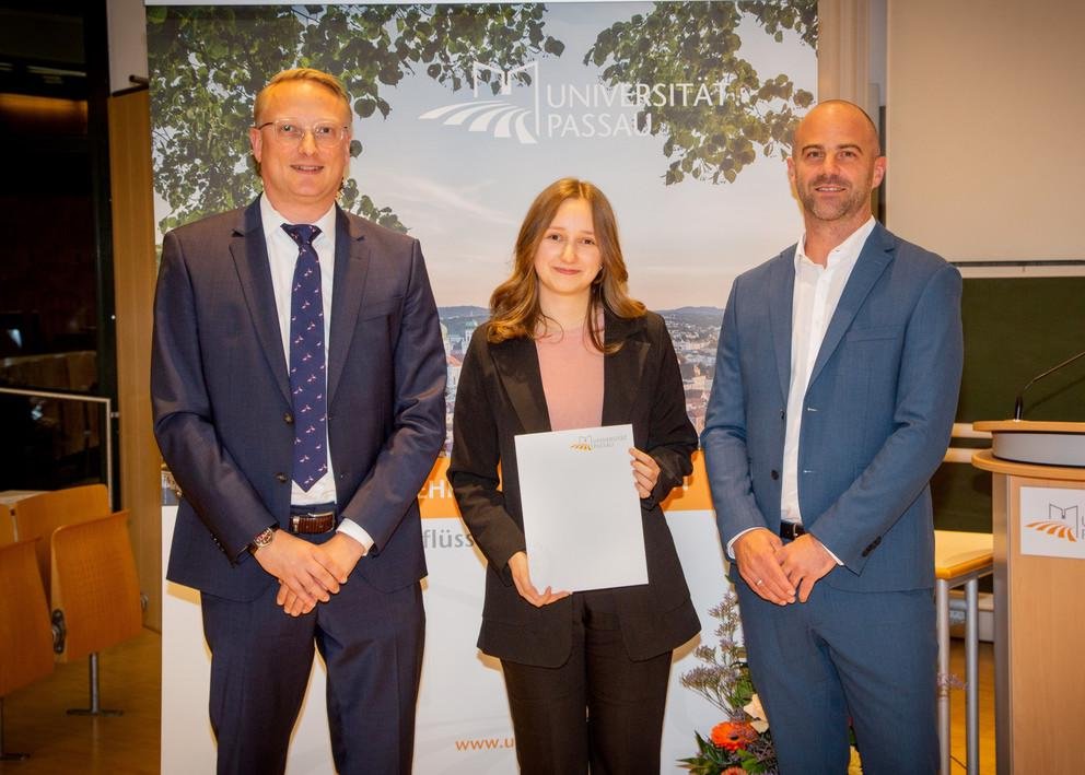 Die Absolventin und ihre Gratulanten (v. l.): Studiengangsleiter Prof. Dr. Dirk Totzek, Nadine Engel und der Dekan der Wirtschaftswissenschaftlichen Fakultät, Prof. Dr. Stefan Bauernschuster.   Foto: Atelier Kaps