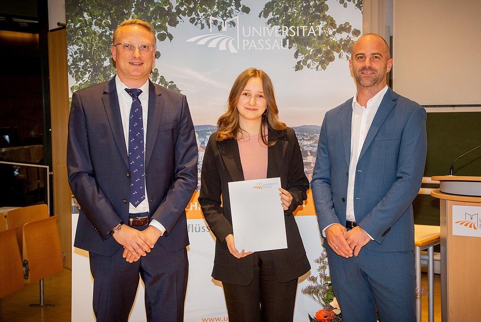 Die Absolventin und ihre Gratulanten (v. l.): Studiengangsleiter Prof. Dr. Dirk Totzek, Nadine Engel und der Dekan der Wirtschaftswissenschaftlichen Fakultät, Prof. Dr. Stefan Bauernschuster.   Foto: Atelier Kaps