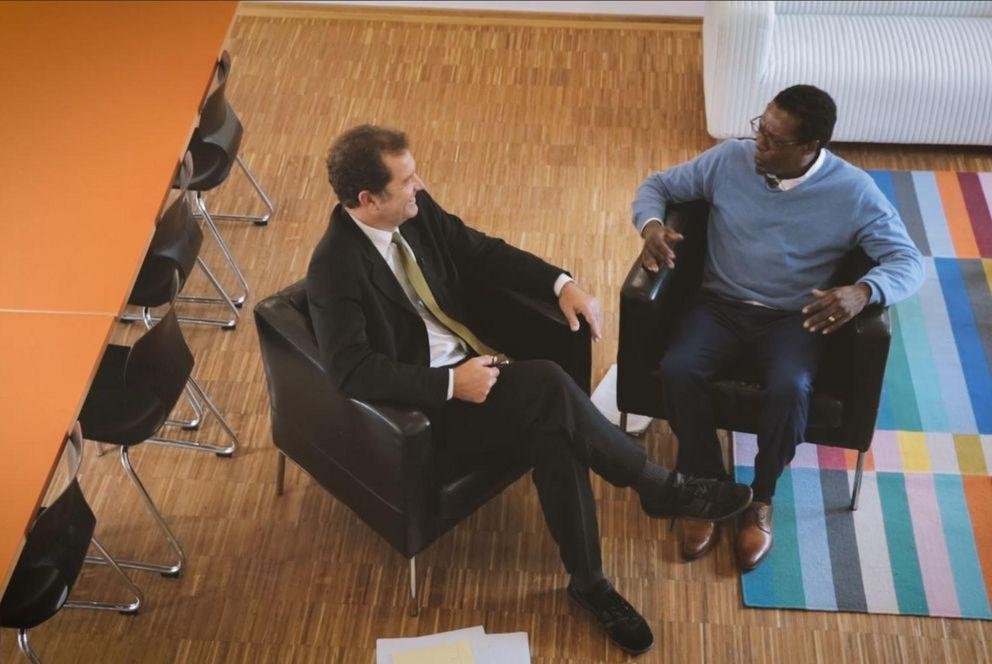 Professor Jörg Fedtke, Chair of Common Law at the University of Passau, talking to Professor Robert St. Martin Westley from Tulane University