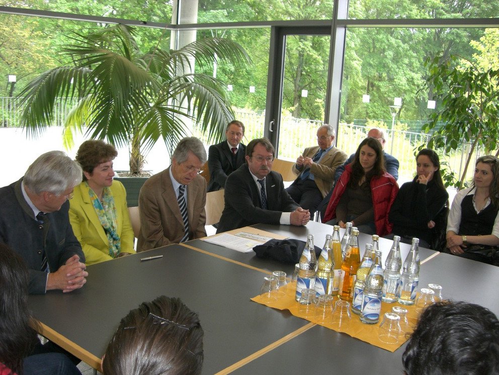 Prof. Dr. Franz Lehner (von links), der regelm&auml;&szlig;ig an bulgarischen Universit&auml;ten lehrt, Vizepr&auml;sident Prof. Dr. Ulrich Manthe, Stefan Filipov, der im Namen der bulgarischen Studierenden der Vizepremierministerin Dr. Meglena Plugtschieva einen Blumenstrau&szlig; &uuml;berreichte, MdL Konrad Kobler und Universit&auml;tspr&auml;sident Professor Dr. Walter Schweitzer.