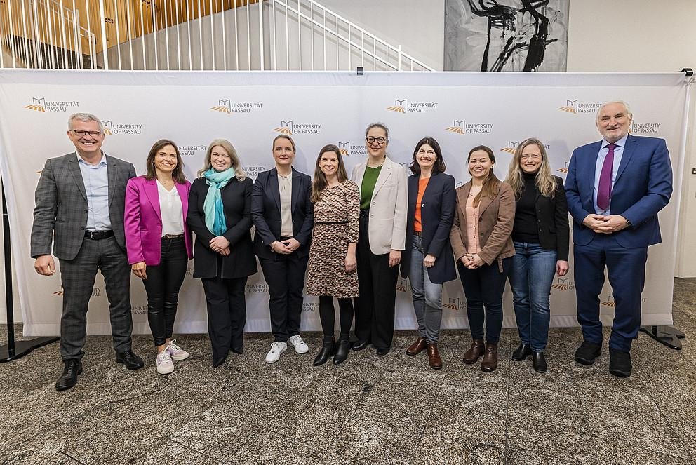 Die Teilnehmerinnen der Podiumsdiskussion zum Thema „Female Power in and out of the University of Passau“ mit Dr. Fritz Audebert (l.), 1. Vorsitzender des Neuburger Gesprächskreises, und Prof. Dr. Ulrich Bartosch (r.), Präsident der Universität Passau. Foto: Universität Passau.