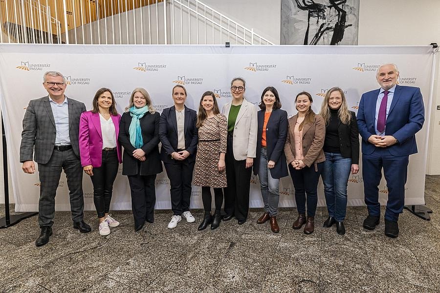 Die Teilnehmerinnen der Podiumsdiskussion zum Thema „Female Power in and out of the University of Passau“ mit Dr. Fritz Audebert (l.), 1. Vorsitzender des Neuburger Gesprächskreises, und Prof. Dr. Ulrich Bartosch (r.), Präsident der Universität Passau. Foto: Universität Passau.