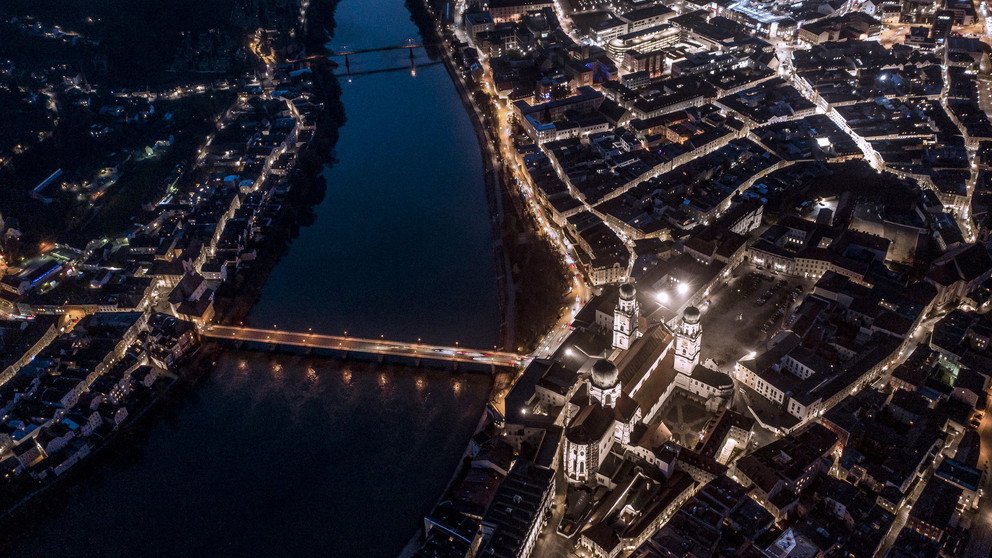 Luftbild der Altstadt von Passau mit Dom und Marienbr&uuml;cke &uuml;ber den Inn