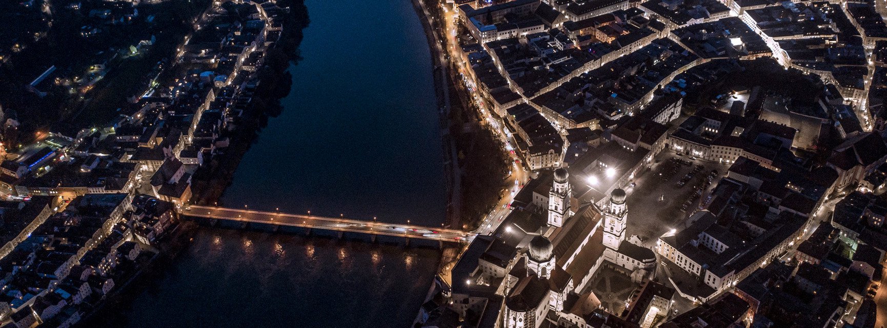 Luftbild der Altstadt von Passau mit Dom und Marienbr&uuml;cke &uuml;ber den Inn