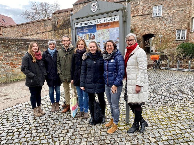 Das Foto zeigt Luisa Müting (von links), Verena Tichy, Markus Wagner, Ina Voshage, Joanne Lange, Janine Maier vom Projektteam der Professur für Regionale Geographie bei der ersten Ortsbegehung mit der Vorsitzenden der City Initiative Donauwörth e.V. Christiane Kickum. Foto: Stadt Donauwörth