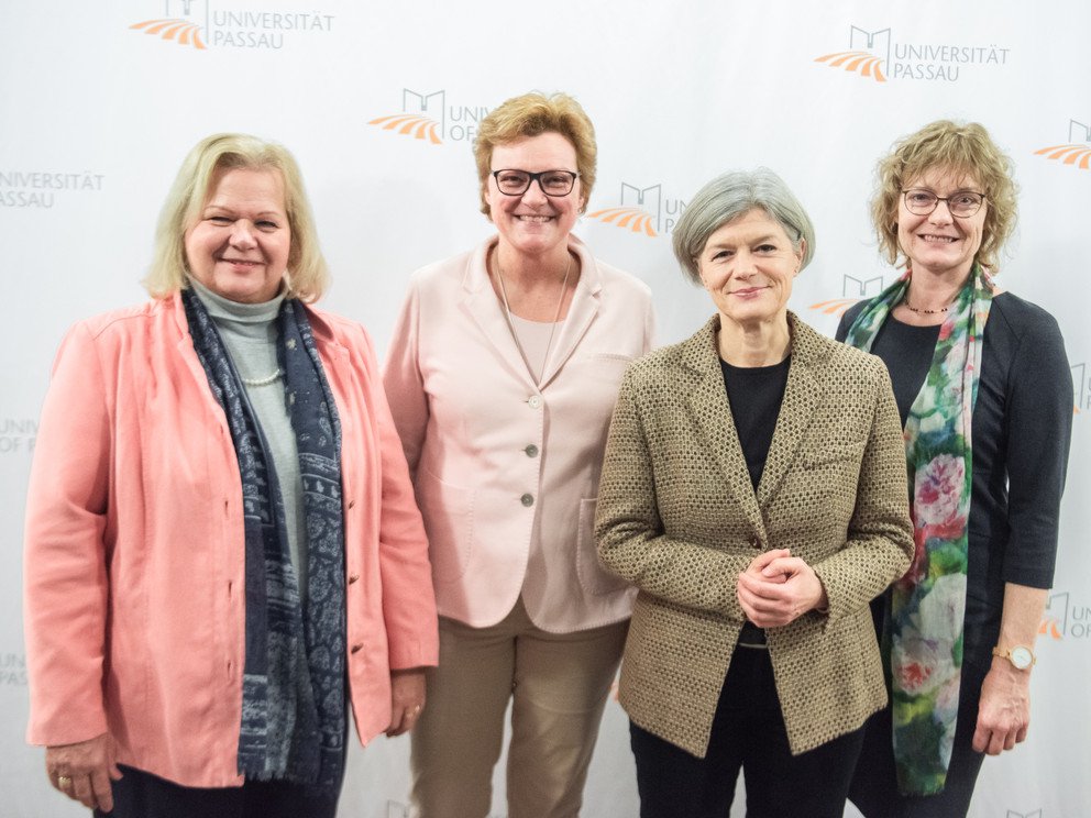 Von links: Dr. Karin E. Oechslein, Monika Hohlmeier, Pr&auml;sidentin Prof. Dr. Carola Jungwirth, Prof. Dr. Jutta M&auml;gdefrau