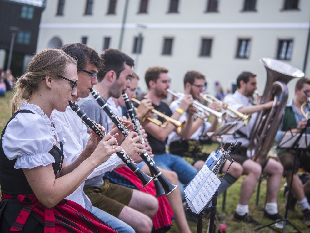 Die Ohrwaschlschinder sorgten für fröhliche, bayerische Musikbegleitung auf der Innwiese